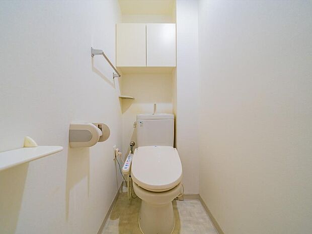■淡い色のシンプルな色合いが特徴のトイレ。清潔感がございます。