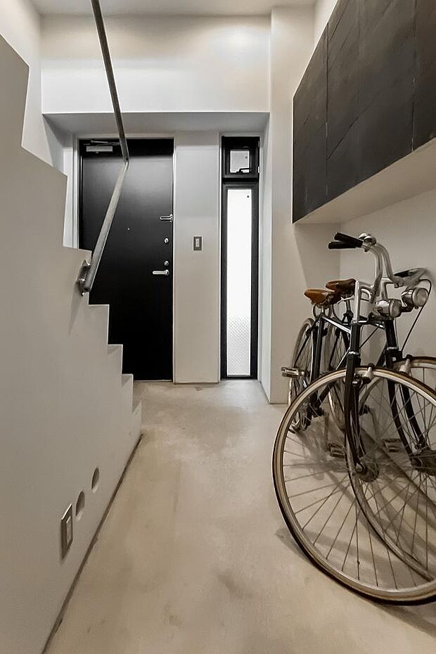 玄関には自転車を置けるスペースがございます。