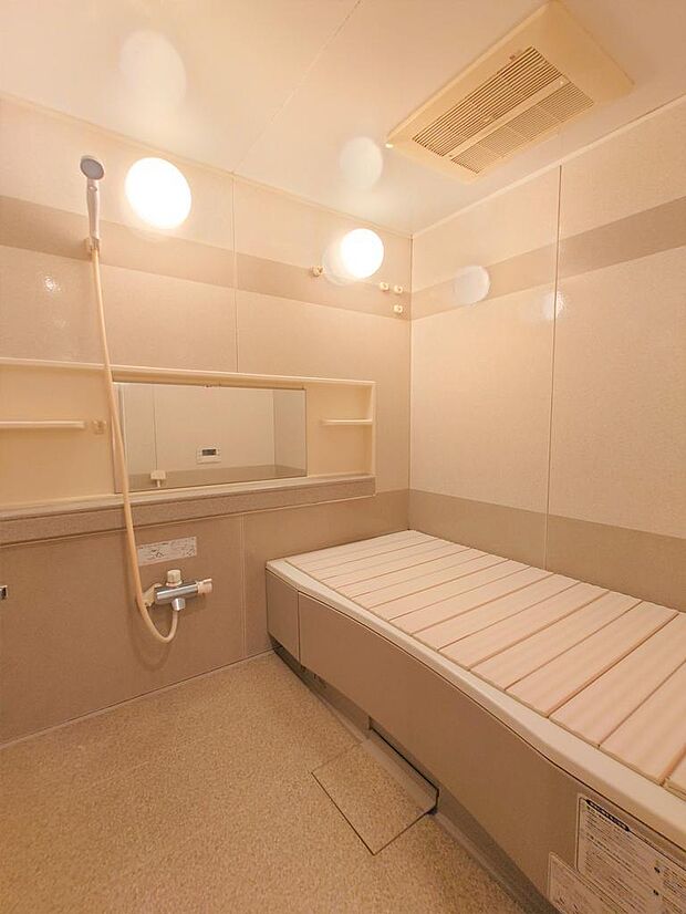 浴室は1.6m×2mの広々とした作りで快適なバスタイムをお約束します。