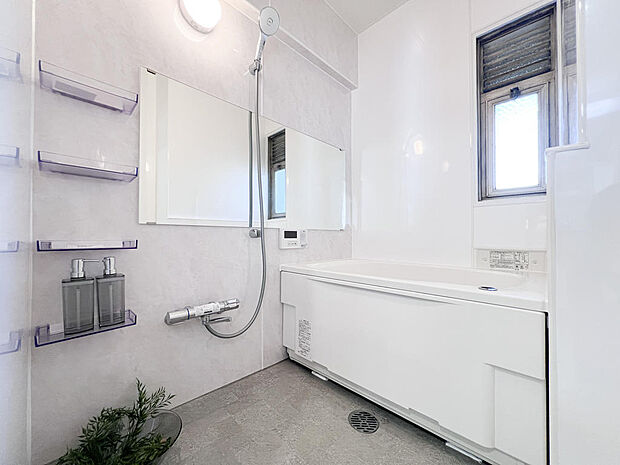 【浴室】・小窓付開放的なバスルーム