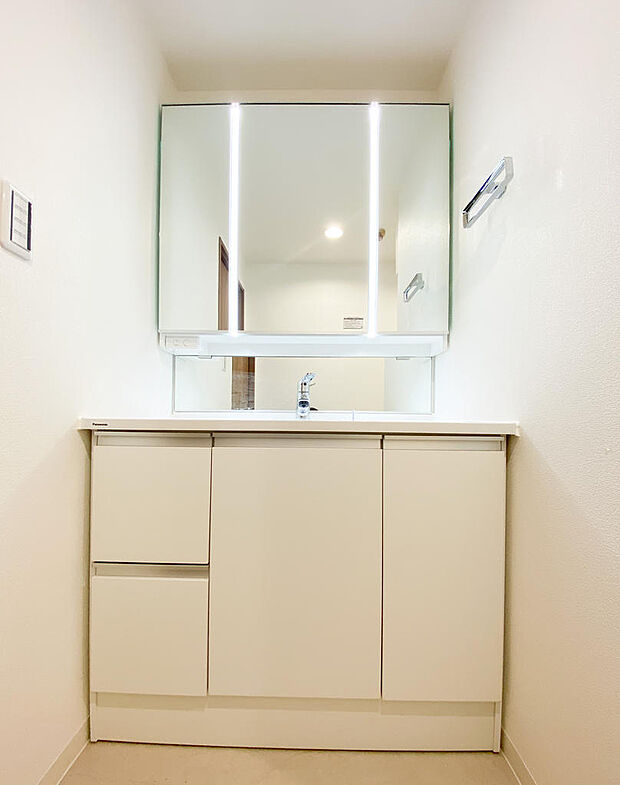 【洗面】・三面鏡付き洗面化粧台