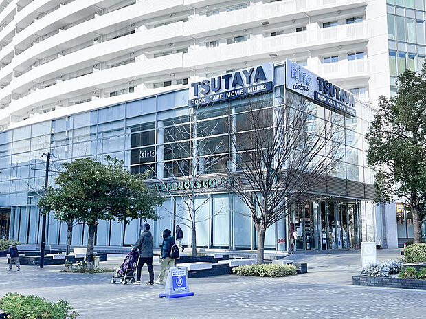 ■スターバックスコーヒー TSUTAYA 横浜みなとみらい店…徒歩2分(120m)