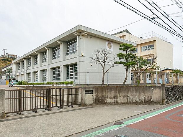 ■藤沢市立片瀬小学校…徒歩8分(550m)