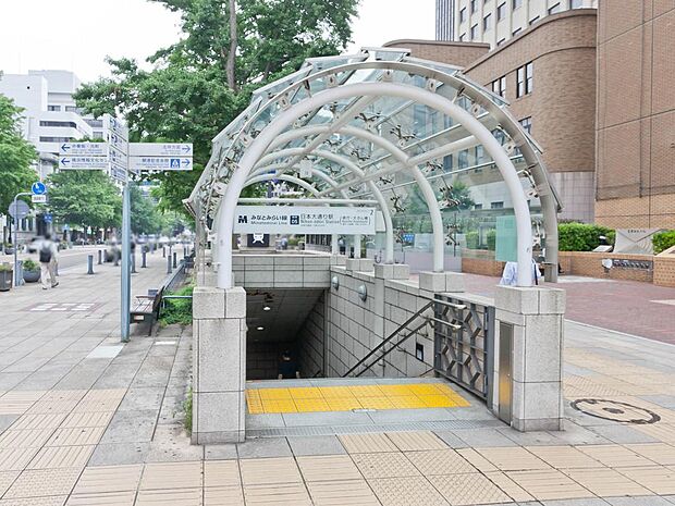 ■日本大通り駅…徒歩3分(180m)