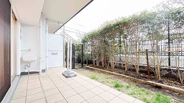 【専用庭約10.54平米】陽当たりの良い南面の専用庭