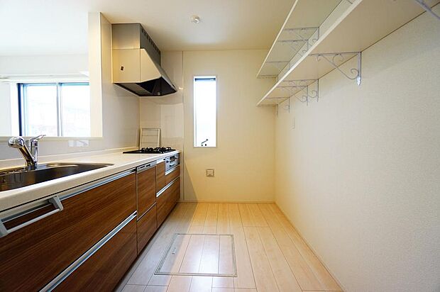 キッチン後ろはカップボード・冷蔵庫を置くのに十分なスペースがあります。上部には棚が設置されていて収納大変便利です。室内（2024年4月）撮影