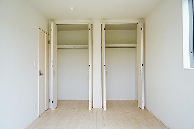 主寝室のクローゼットは２つに分かれている為、ご夫婦それぞれが１つのクローゼットを使うことが可能です。室内（2024年4月）撮影