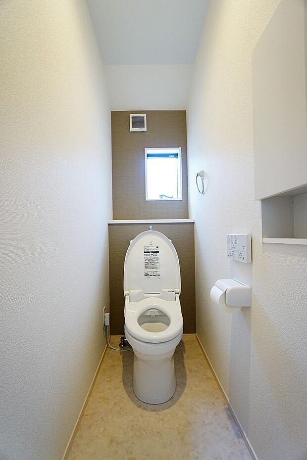 ２階のトイレにはトイレットペーパーなどがしまえる収納棚が設置。出窓部分にも物を置くスペースがあります。１・２階ともウォシュレット付きトイレです。室内（2024年4月）撮影