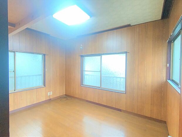 【リフォーム中】2階洋室の写真です。床はフローリング張替、壁・天井はクロス張替を行う予定です。