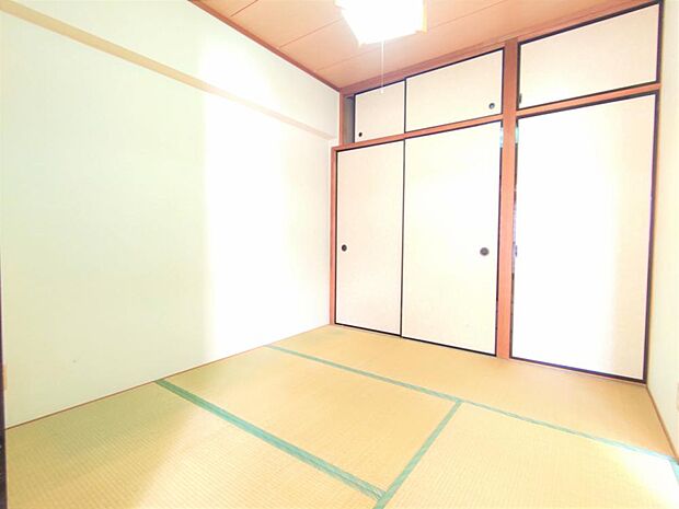【リフォーム中 2月3日撮影】リビング横約4.5帖の和室です。畳の表替えを行います