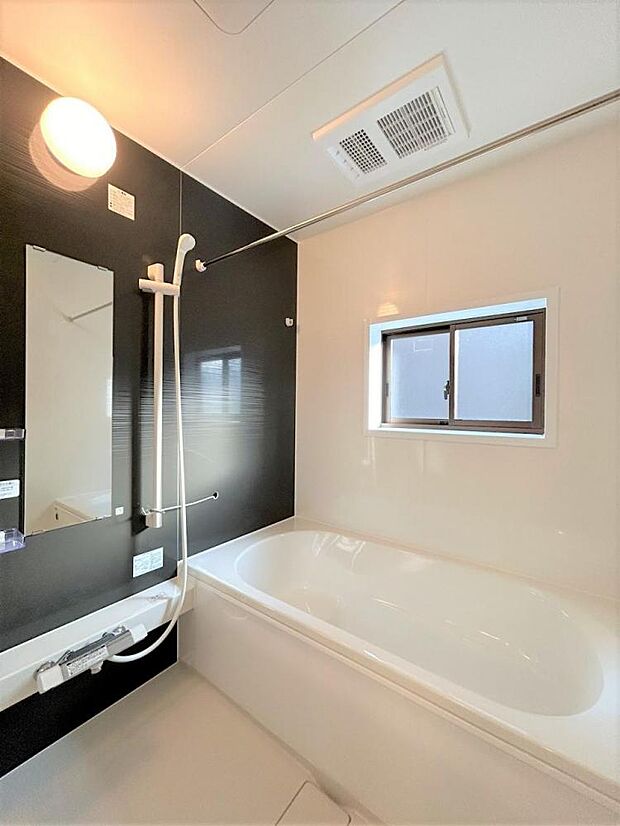 【リフォーム中 4月5日撮影】浴室はハウステック製の新品のユニットバスに交換します。足を伸ばせる1坪サイズの広々とした浴槽で、1日の疲れをゆっくり癒すことができますよ。