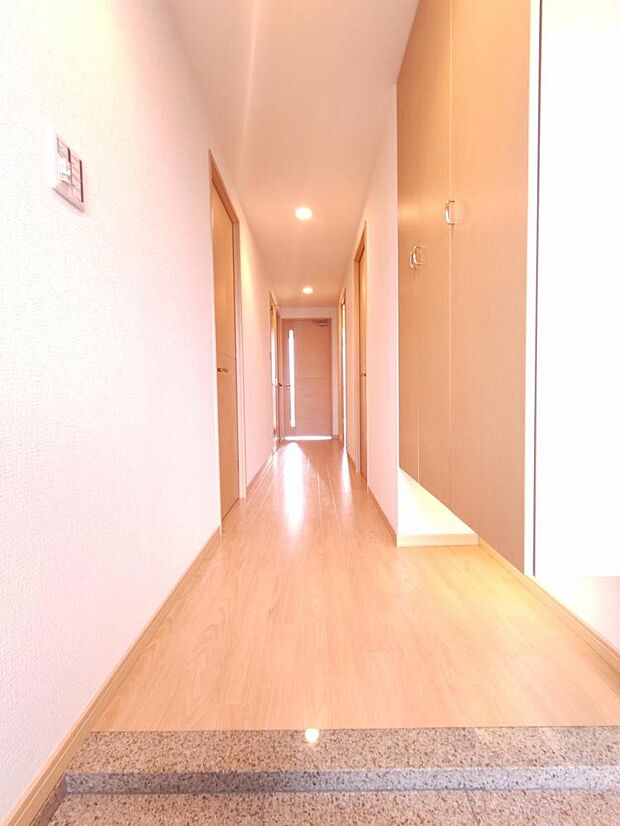 【リフォーム済】廊下の写真です。クロスの張り替え、床材の重ね張りを行い明るい空間になりました。