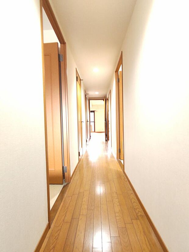 【リフォーム中】廊下の写真です。クロス張り替え、フロアタイル重ね張りを行います。