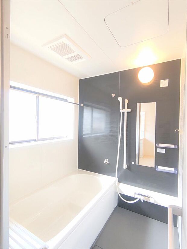 【内装リフォーム済】浴室はハウステック製の新品のユニットバスに交換しました。浴槽には滑り止めの凹凸があり、床は濡れた状態でも滑りにくい加工がされている安心設計です。