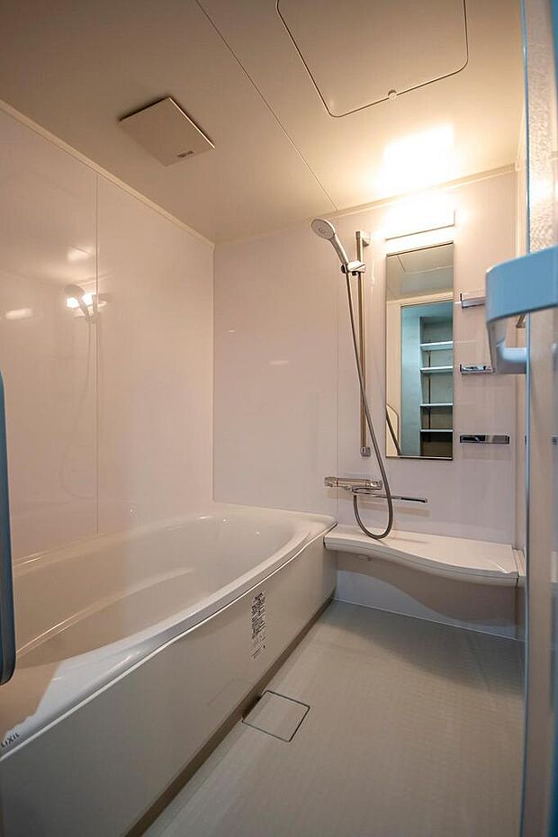 【浴室】新しく清潔感のある浴室は、足を伸ばしてゆったりくつろげる空間です。小さなお子様との入浴の際などに嬉しい、ゆとりの広さを確保しています。