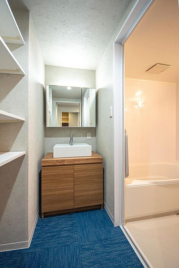 【洗面室】ホテルライクなデザイン性の高い洗面化粧台を採用しています。ブルーに張り替えた床で、内装は爽やかな印象に！お手入れもしやすい仕様です。
