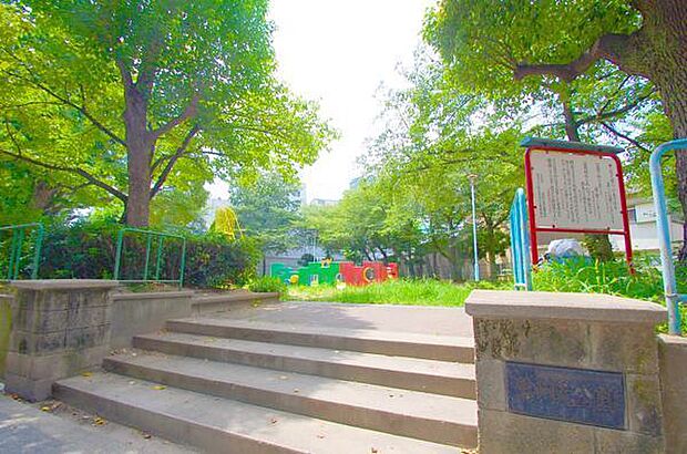 【鷺洲北公園】徒歩3分(約240m)。阪神高速沿いに位置するこぢんまりとした公園。カラフルでユニークな形をした遊具が設置されており、お子様の遊び場にぴったりな場所です。