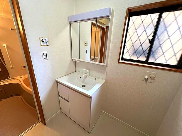 清潔感のあるピュアホワイトの洗面３面鏡、くもり止めヒーター付き伸びるシャワーヘッド(^^♪
