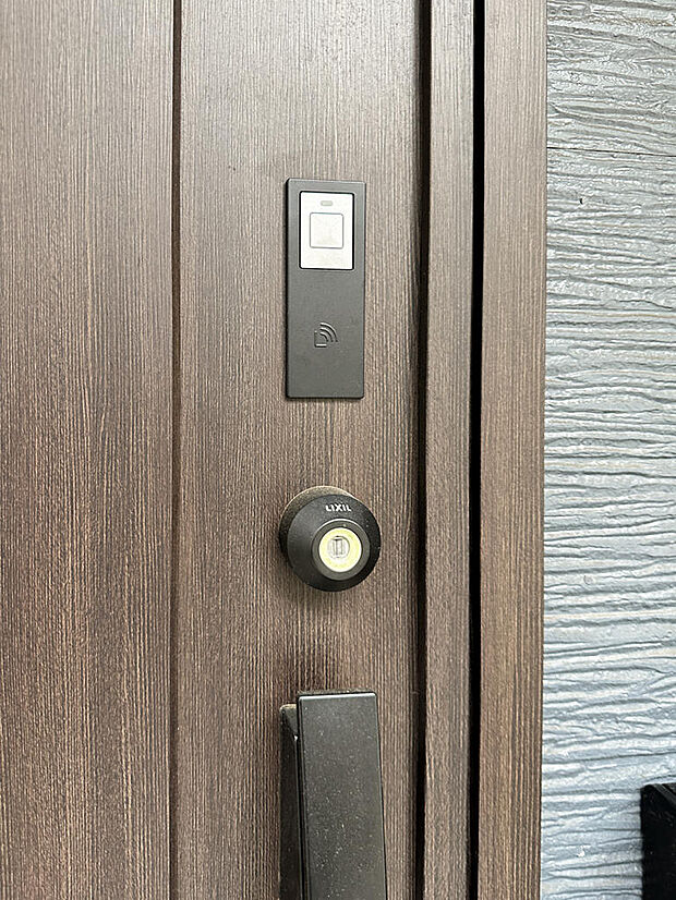 【防犯設備】カードキー対応の玄関ドアも設置済です。