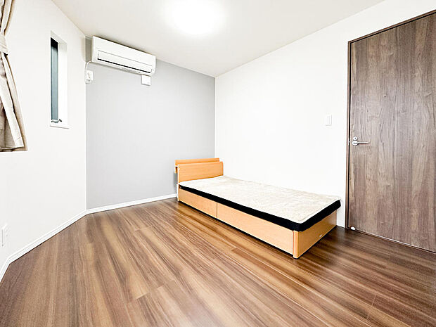 【Room1　5.5帖】ベットを置いても十分なスペースを確保できそうなゆったりとしたお部屋です。