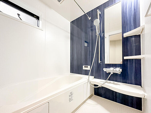 【Bathroom】清潔感のあるバスルームには、目線の気にならない窓もしっかりありますね。