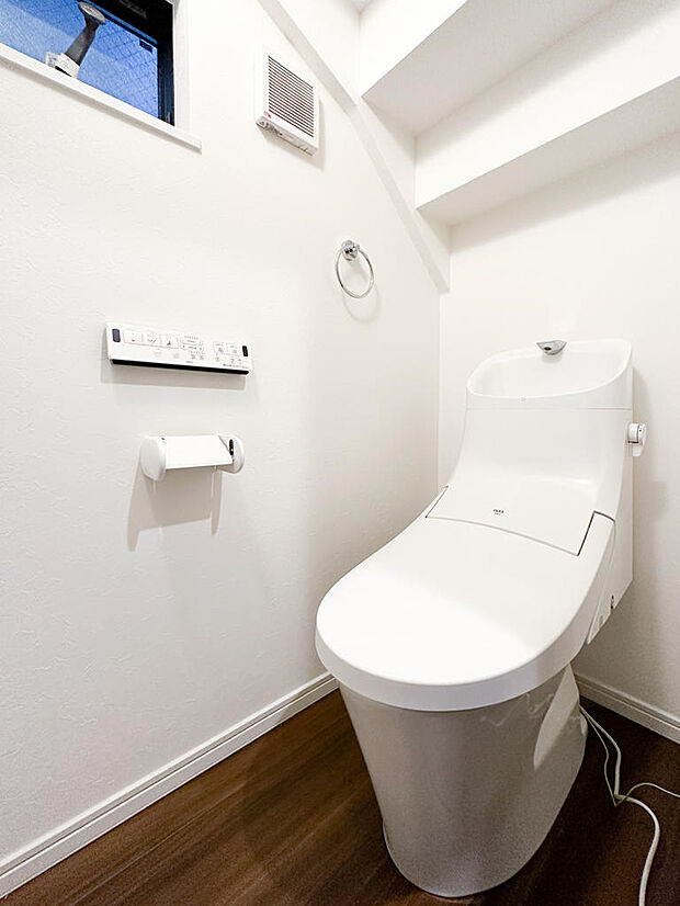 【toilet】１階のトイレは窓もあり、温水洗浄機能付き！