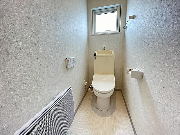 2階トイレ☆パネルヒーター付きで冬も暖かいです♪