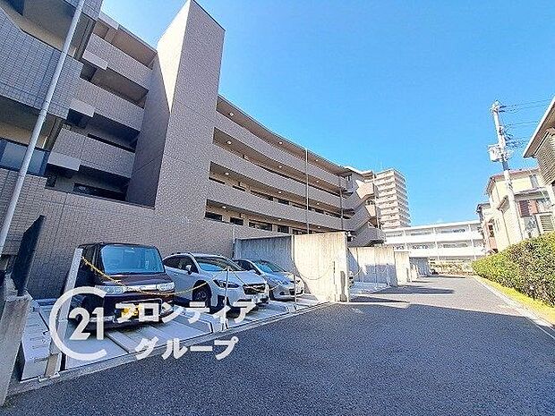 敷地内に駐車場あり！通勤や通学、お買い物など、日々の生活で車を使われる方にも便利です！