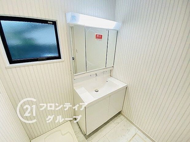 洗面所には洗濯機置き場あり！広いスペースがあるので、ドラム式洗濯機も設置可能です。