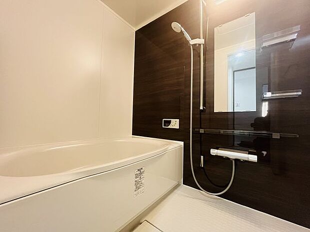 ゆったりサイズのシャワー付きバスルームです。給湯器リモコンの設置あり！追い炊きが簡単なので、いつでも楽に入浴できます。