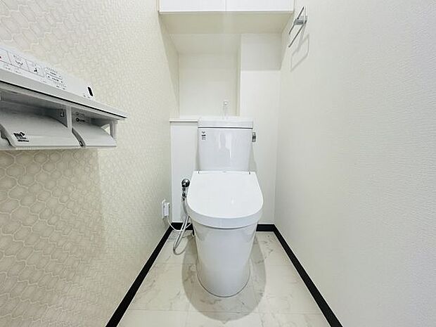 白を基調とした清潔感のあるトイレです。水洗式で衛生的にお使いいただけます。