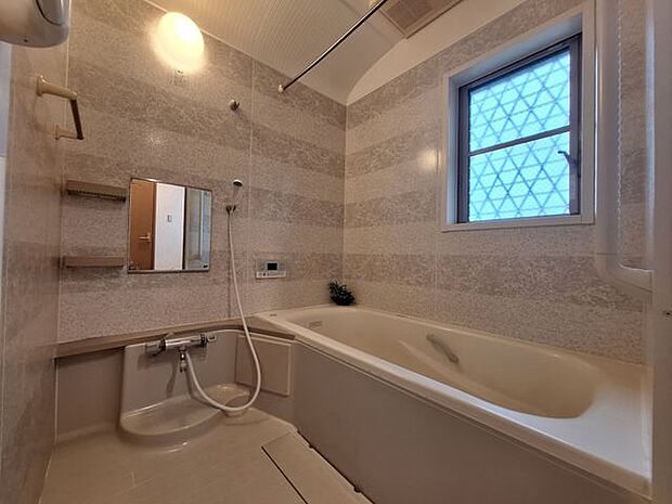 浴室に窓があり、換気もしやすく、1日の疲れを広い浴槽でとれますね。