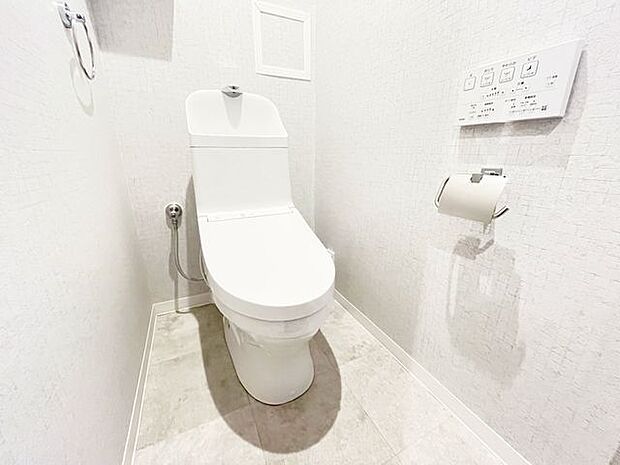 白を基調とした、清潔感のあるシンプルなデザインのトイレです。