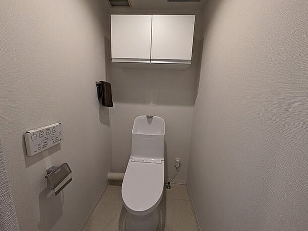 念願のマイホーム購入をお手伝いいたします。白を基調とした、清潔感のあるシンプルなデザインのトイレです。