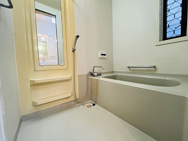 ゆったりサイズのシャワー付きバスルームです。しっかり換気が出来る窓付き。湿気がこもりやすい浴室も清潔に保てます。