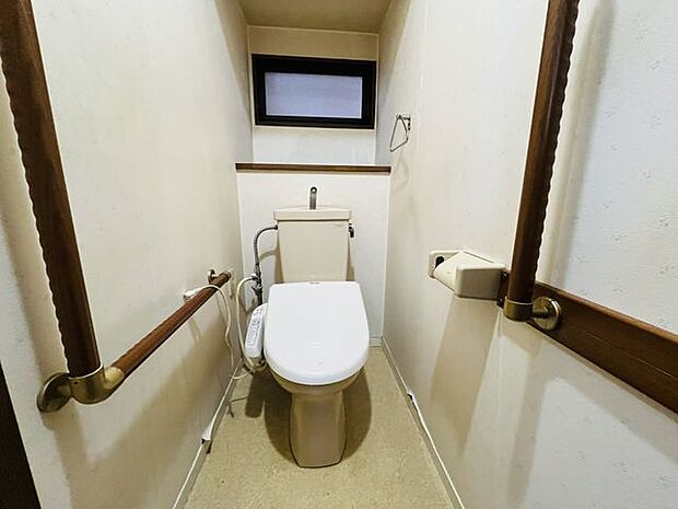 シンプルで落ち着くデザインのトイレです。匂いがこもりがちなトイレも窓付きで換気ができますよ。