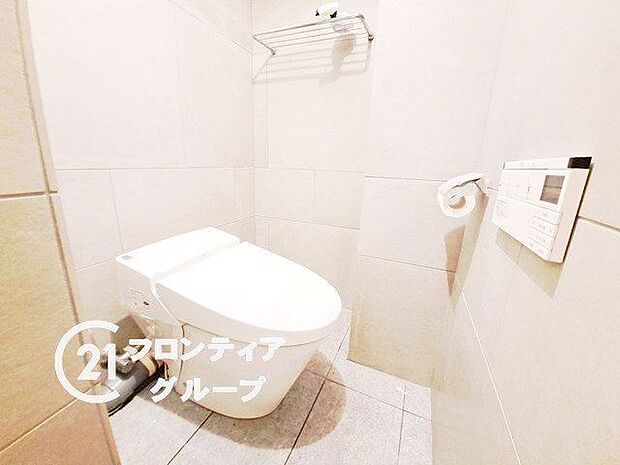 白を基調とした、清潔感のあるシンプルなデザインのトイレです。水洗トイレは掃除が楽にできるため、清潔に保つことができます。