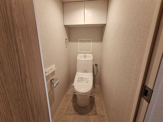 広々とした、清潔感のあるシンプルなデザインのトイレです。掃除もしやすく清潔に保つことができますね。