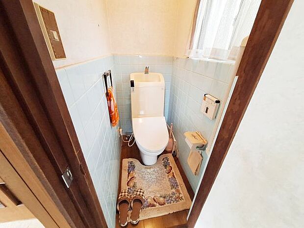 匂いがこもりがちなトイレも窓付きで換気ができますよ。水洗トイレは掃除が楽にできるため、清潔に保つことができます。