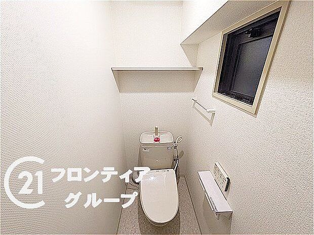 白を基調とした、清潔感のあるシンプルなデザインのトイレです。匂いがこもりがちなトイレも窓付きで換気ができますよ