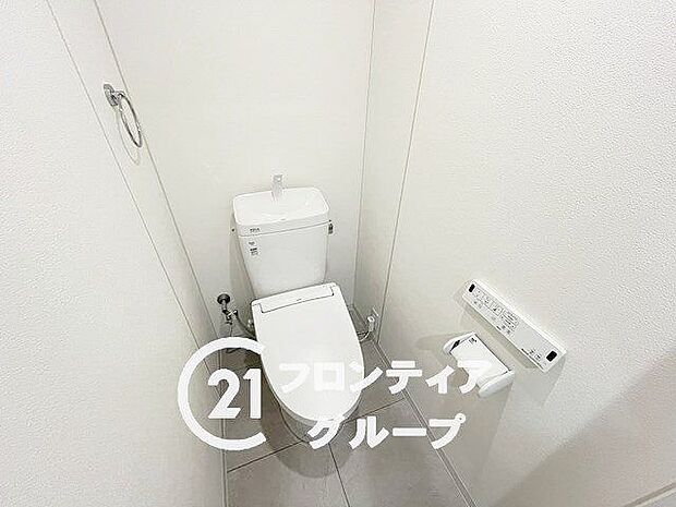 白を基調とした、清潔感のあるシンプルなデザインのトイレです。水洗トイレは掃除が楽にできるため、清潔に保つことができます。