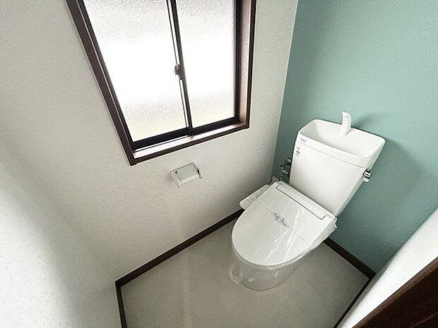 匂いがこもりがちなトイレも窓付きで換気ができます。水洗トイレは掃除が楽にできるため、清潔に保つことができます。