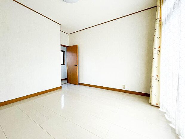 2階洋室には収納スペースはございません。お部屋自体広々としているので、お好きな家具を設置できます！