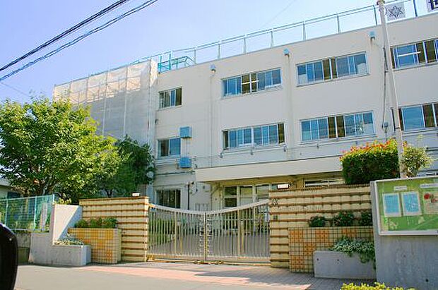 【小学校】世田谷区立弦巻小学校まで591ｍ