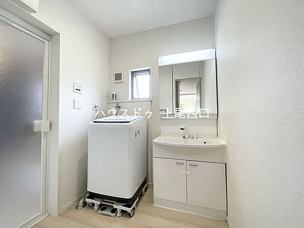 パウダールームは清潔感ある空間となっております。三面鏡の洗髪洗面化粧台は鏡裏収納、混合シャワー水栓となっております。