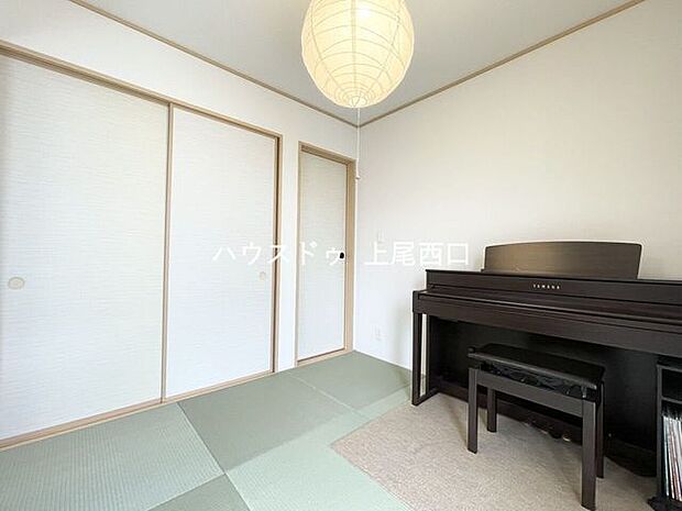 リビング横に配置された和室は4.5帖。見た目も美しく、内装にも調和した琉球畳を採用。洋の中にも和の空間を設けることで心安らぐ空間となっております。