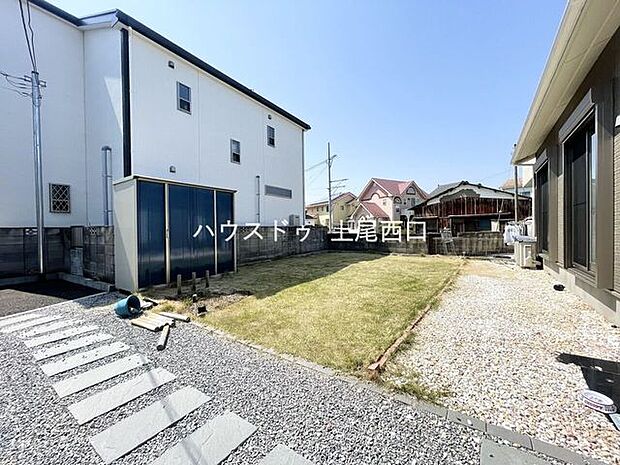 住戸南側の敷地にはお庭がございます。遮蔽物がない為、陽当たりに優れた開放感ある空間となっております。お子様の遊び場・趣味を嗜む空間等、様々な用途でご活躍いたします。