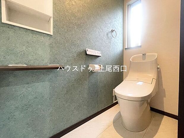 トイレはスタイリッシュで落着きのある空間となっております。広めの設計で圧迫感がございません。