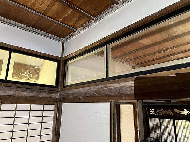 広く天井の高い和室続き間は古き良き風情を残しています。