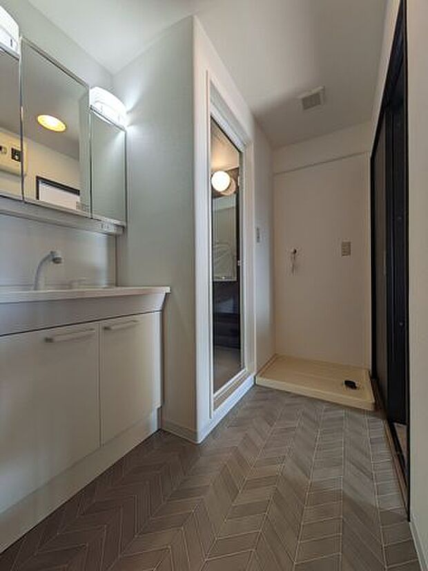 脱衣室とキッチンが繋がっており効率的な導線が魅力となっております。